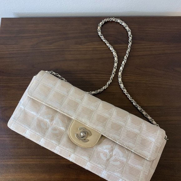 CHANEL vintage shoulder bag in beige - Picture 2 of 12